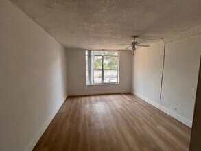 3690 Inverrary Dr in Lauderhill, FL - Building Photo - Building Photo