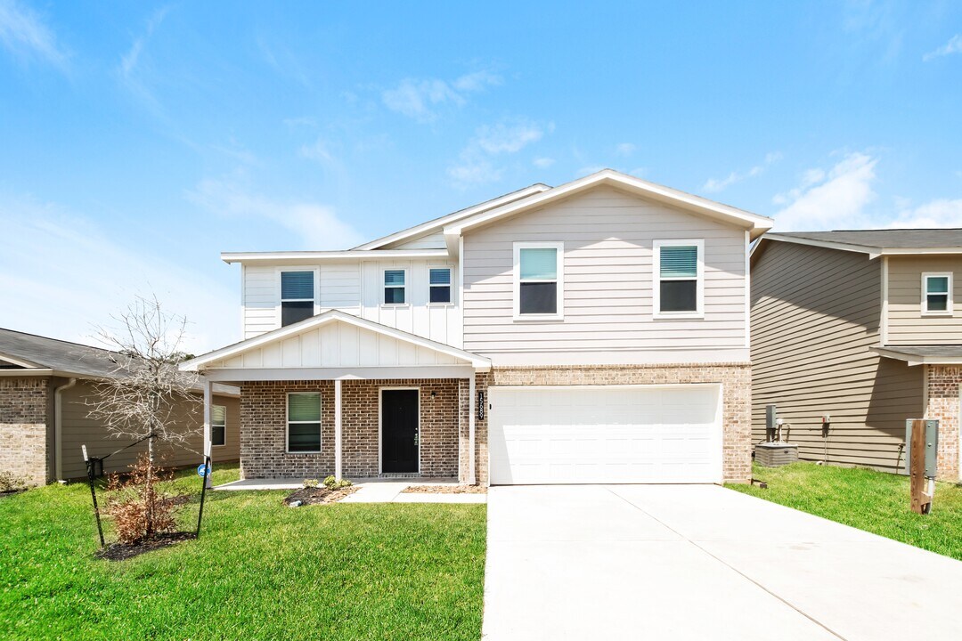 15689 Briar Frst Dr in Cut And Shoot, TX - Building Photo