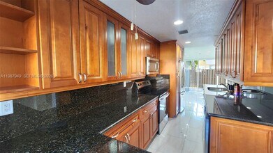 841 NW 81st Ave in Plantation, FL - Foto de edificio - Building Photo