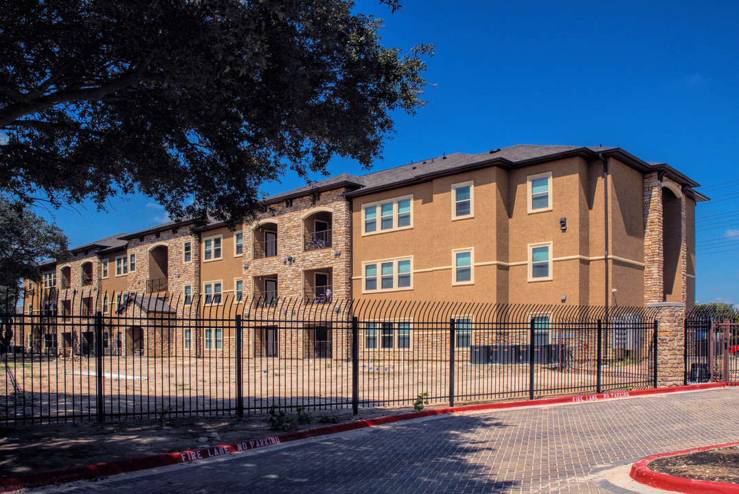 Summit at Hirsch Road in Houston, TX - Foto de edificio