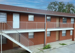 Pebblewood Apartments in Tampa, FL - Building Photo - Primary Photo