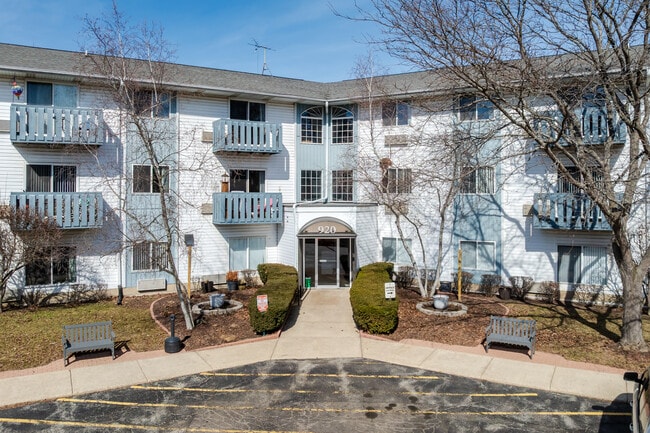 Beech Pointe Senior Apartments in Kenosha, WI - Foto de edificio - Building Photo