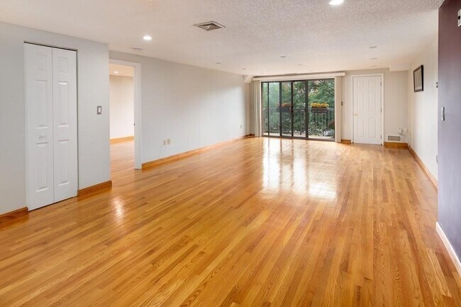 30 Revere Beach Pky, Unit 1 in Medford, MA - Foto de edificio - Building Photo