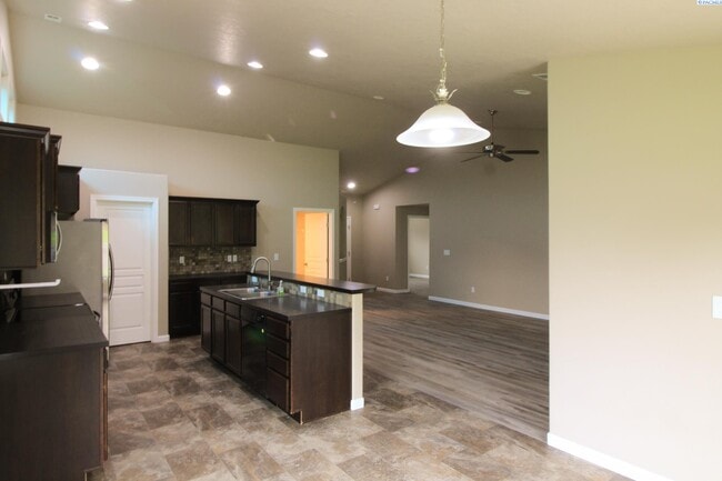3919 Peppertree Court in Pasco, WA - Foto de edificio - Building Photo