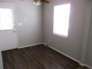 107 W Shelbourne Dr in Normal, IL - Building Photo - Building Photo