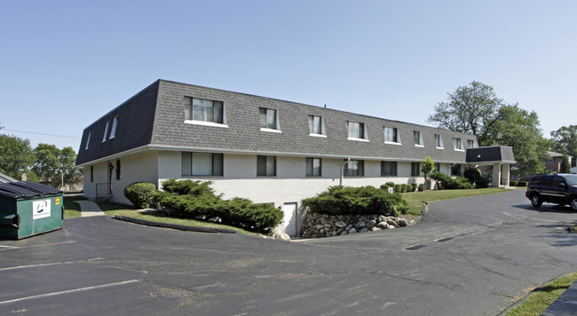 Nikolai Manor in Wauwatosa, WI - Foto de edificio - Building Photo