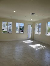 10270 NW 66th St-Unit -101 in Doral, FL - Building Photo - Building Photo