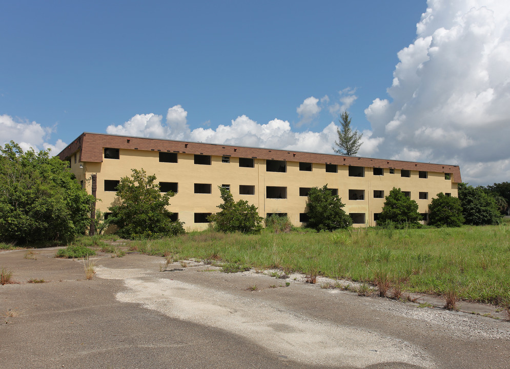 Royal Lake Apartments in West Palm Beach, FL - Building Photo