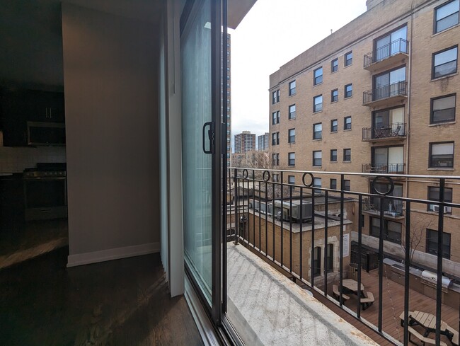 4220 N Sheridan Rd, Unit 413 in Chicago, IL - Building Photo - Building Photo