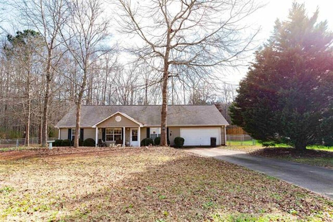 101 Senoia Springs Dr in Senoia, GA - Building Photo
