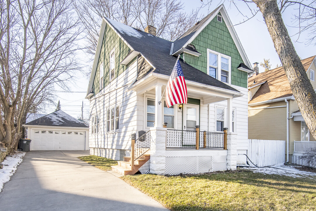 2615 N Wauwatosa Ave in Wauwatosa, WI - Building Photo