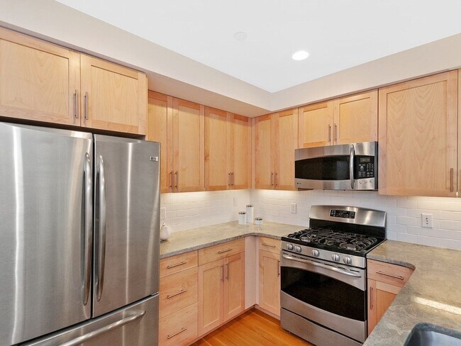 321 Hammond Pond Pky, Unit 106 in Chestnut Hill, MA - Building Photo - Building Photo
