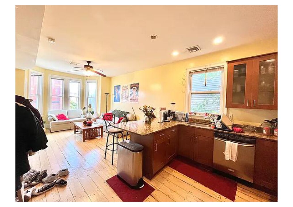 731 Parker St, Unit 2 in Boston, MA - Foto de edificio
