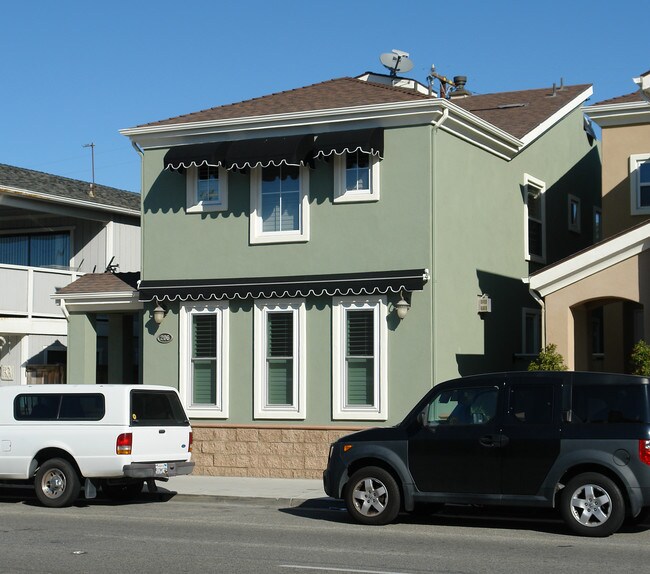 206 E Balboa Blvd in Newport Beach, CA - Building Photo - Building Photo