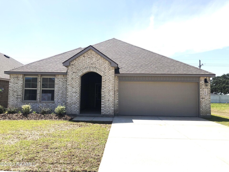 108 Abbeywood Ct in Youngsville, LA - Building Photo