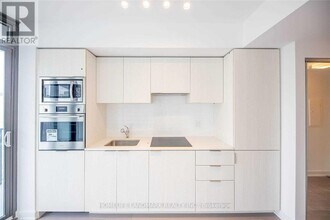 11 Wellesley St W in Toronto, ON - Building Photo - Building Photo