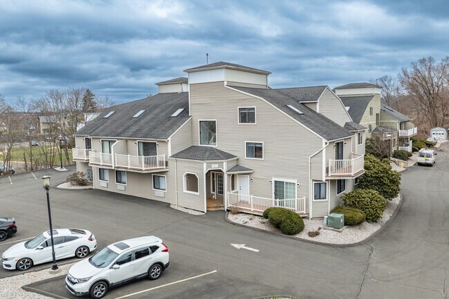 Valley Court in Branford, CT - Foto de edificio - Primary Photo