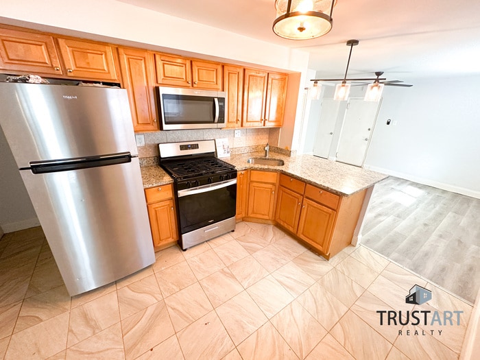 9726 Bustleton Ave in Philadelphia, PA - Building Photo