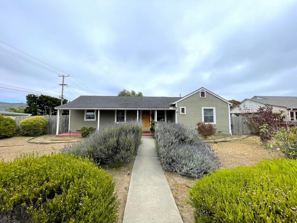 518 W Walnut Ave in Lompoc, CA - Building Photo