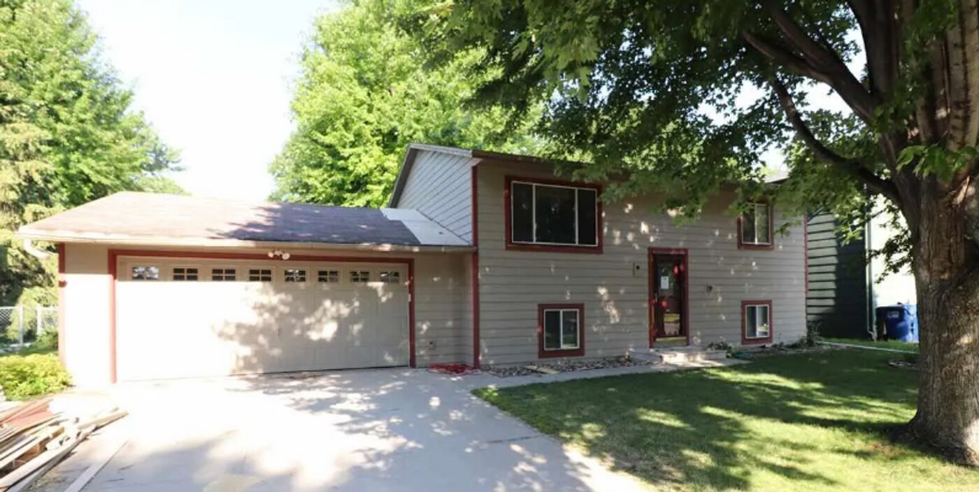 5113 S Drexel Dr in Sioux Falls, SD - Building Photo