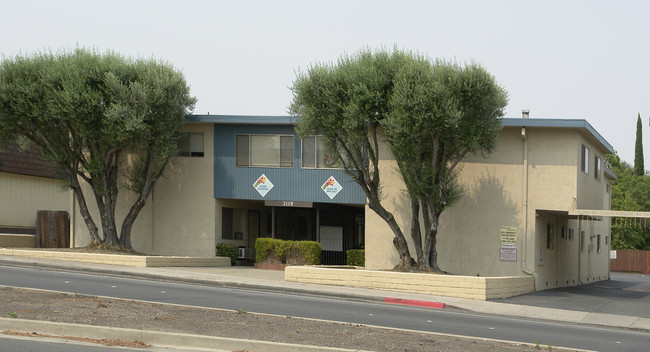 3108 Lone Tree Way in Antioch, CA - Foto de edificio - Building Photo