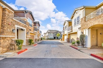 16710 Nicklaus Dr, Unit 70 in Sylmar, CA - Foto de edificio - Building Photo