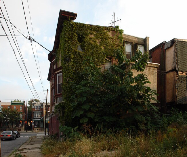 4166 W Girard Ave in Philadelphia, PA - Building Photo - Building Photo