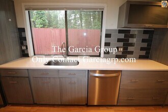 10347 NW Alpenglow Way in Portland, OR - Building Photo - Building Photo