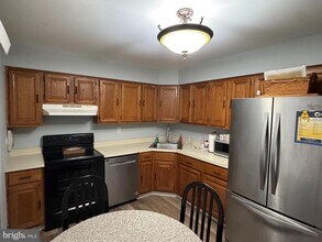 556 S Dove Rd in Yardley, PA - Building Photo - Building Photo