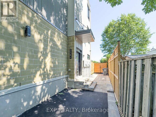 25 Fair Oaks Crescent in Ottawa, ON - Building Photo - Building Photo