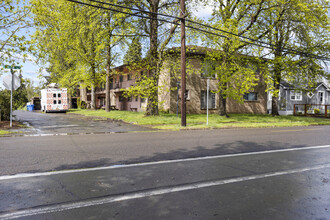 1961 Center St NE in Salem, OR - Building Photo - Building Photo