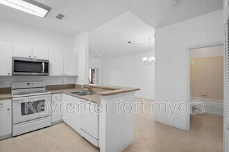 4241 Bellasol Cir in Ft. Myers, FL - Building Photo - Building Photo