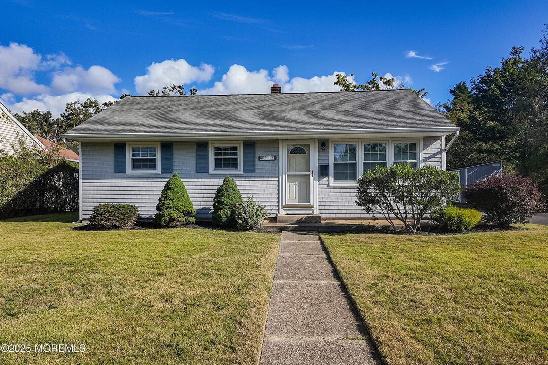 512 Terrace Ave in Toms River, NJ - Building Photo