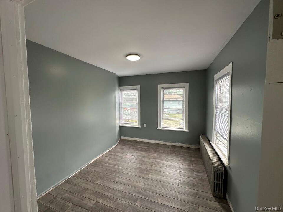 104 Henry St in Inwood, NY - Building Photo