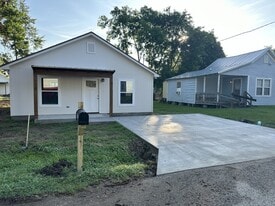 126 S Refinery St in Lafayette, LA - Building Photo