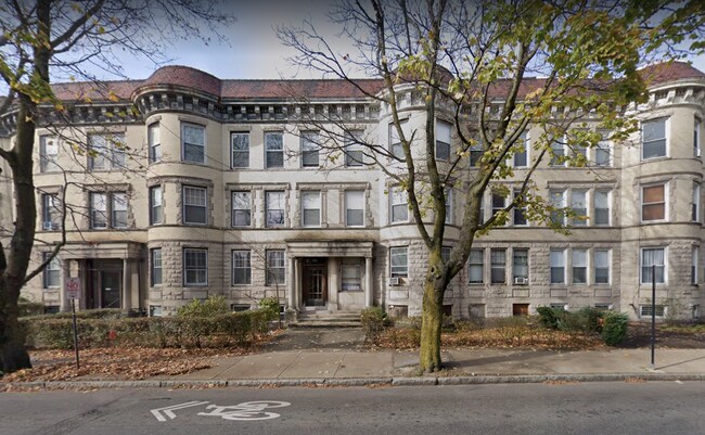 1232 Beacon St, Unit 3 in Brookline, MA - Foto de edificio - Building Photo