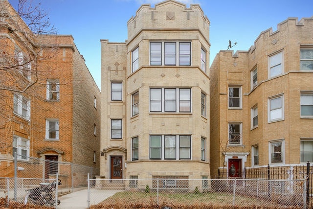 6235 N Claremont Ave, Unit 3