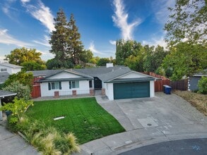 2537 Warrego Way in Sacramento, CA - Building Photo - Building Photo