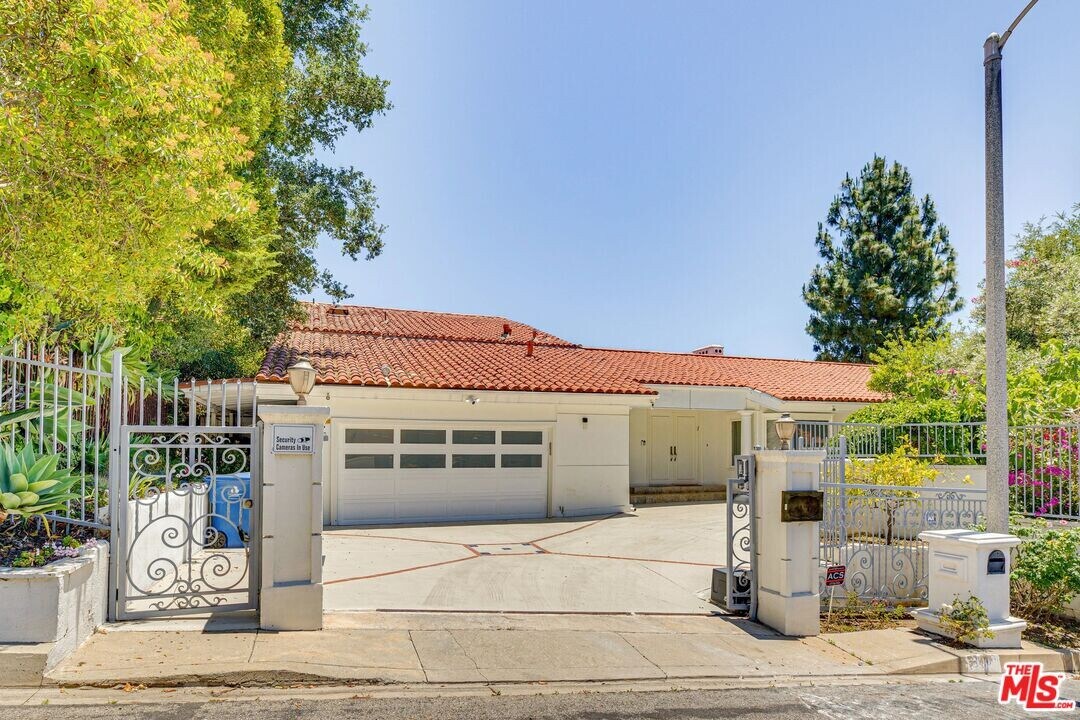 1410 Stradella Rd in Los Angeles, CA - Building Photo