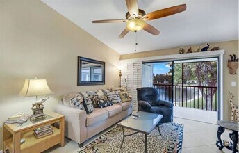 9270 Lake Park Dr in Ft. Myers, FL - Foto de edificio - Building Photo