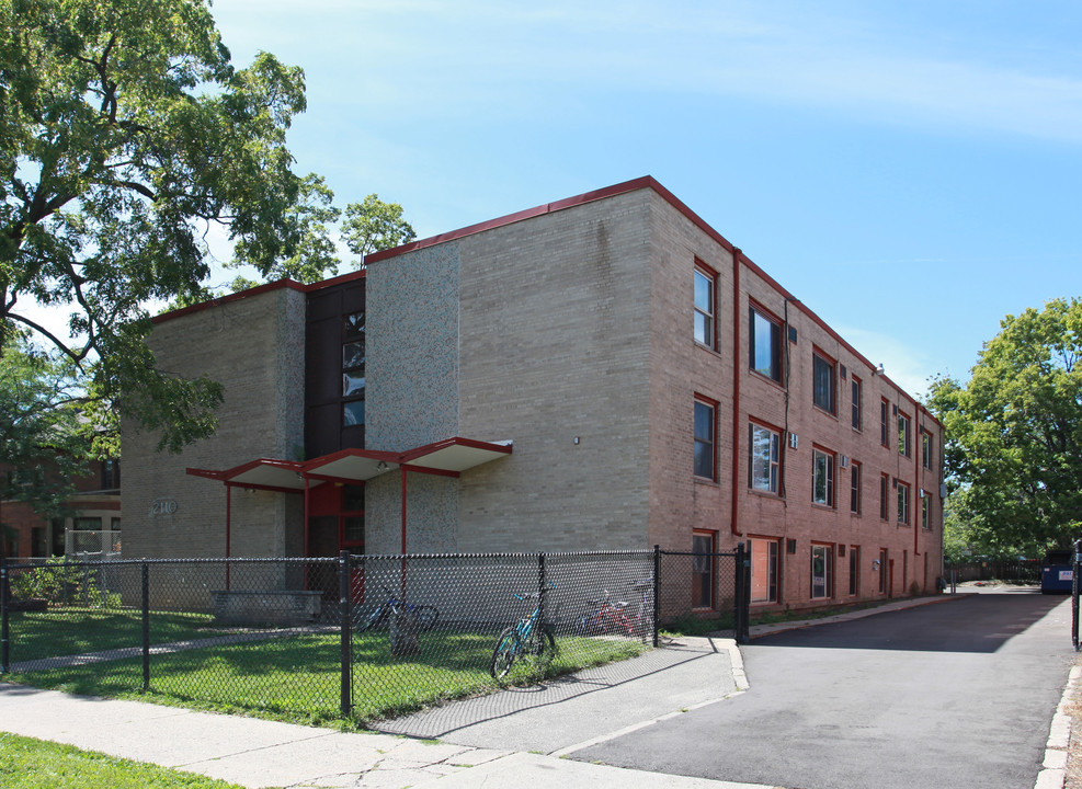 2110 S Park Ave in Minneapolis, MN - Foto de edificio