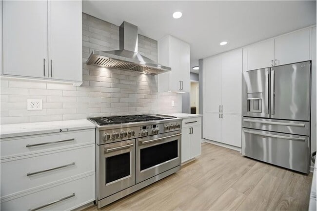 property at 1044 Commodore Dr