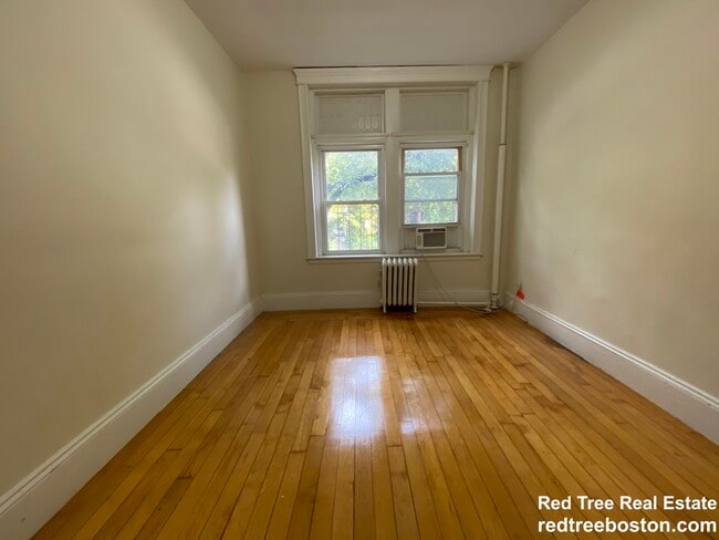 1822 Beacon St, Unit 2 in Brookline, MA - Foto de edificio - Building Photo