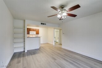 5166 S Jones Blvd, Unit 202 in Las Vegas, NV - Foto de edificio - Building Photo
