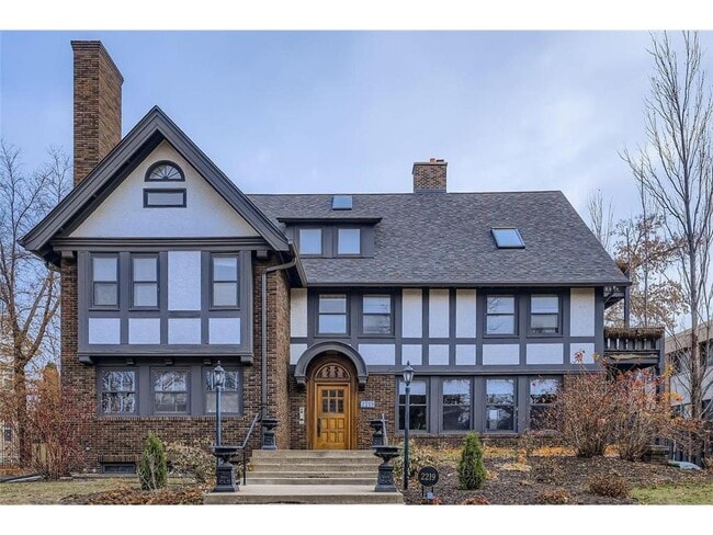 property at 2219 Pillsbury Ave