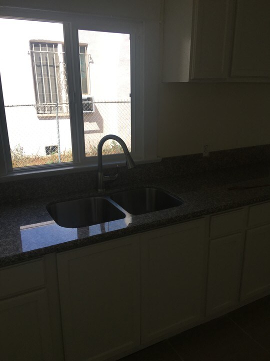 2201 Carmona Ave in Los Angeles, CA - Building Photo