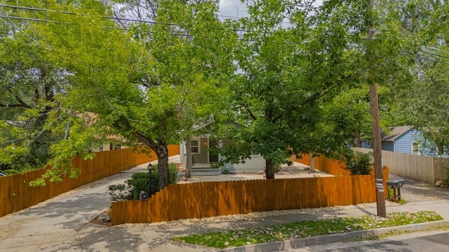 200 W Cheyenne Rd in Colorado Springs, CO - Foto de edificio - Building Photo