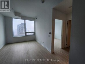 8-3218 Wellesley St W in Toronto, ON - Building Photo - Building Photo