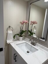 22271 Erwin St in Woodland Hills, CA - Building Photo - Building Photo
