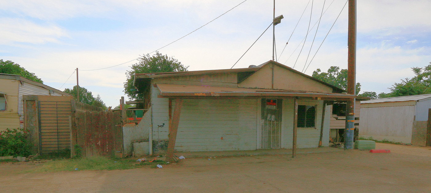 4549 E Jensen Ave in Fresno, CA - Building Photo